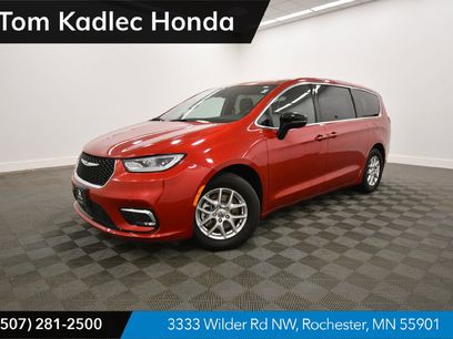 Used 2025 Chrysler Pacifica Select