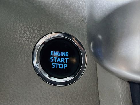 Used 2019 Toyota Highlander XLE FWD image 23