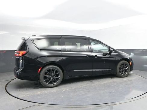 Used 2025 Chrysler Pacifica Limited FWD image 2