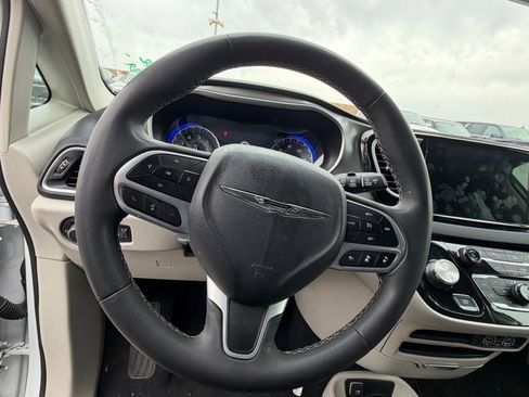 Used 2024 Chrysler Pacifica Touring-L FWD image 12