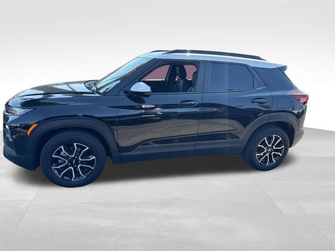 Used 2023 Chevrolet TrailBlazer ACTIV w/ Convenience Package FWD image 2