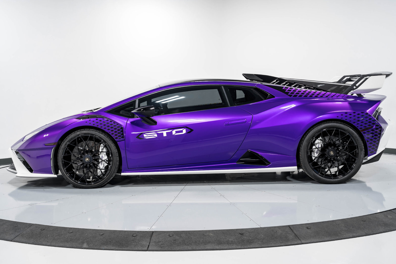 Used 2023 Lamborghini Huracan STO RWD image 6