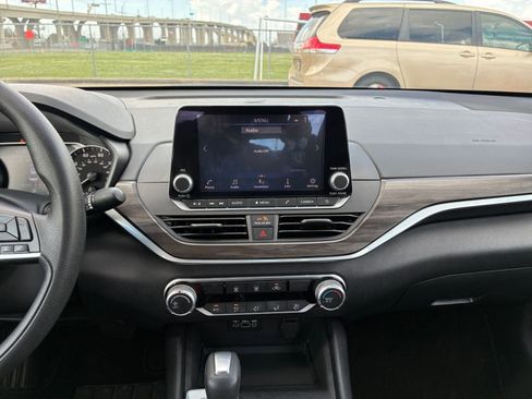Used 2025 Nissan Altima 2.5 SV FWD image 14