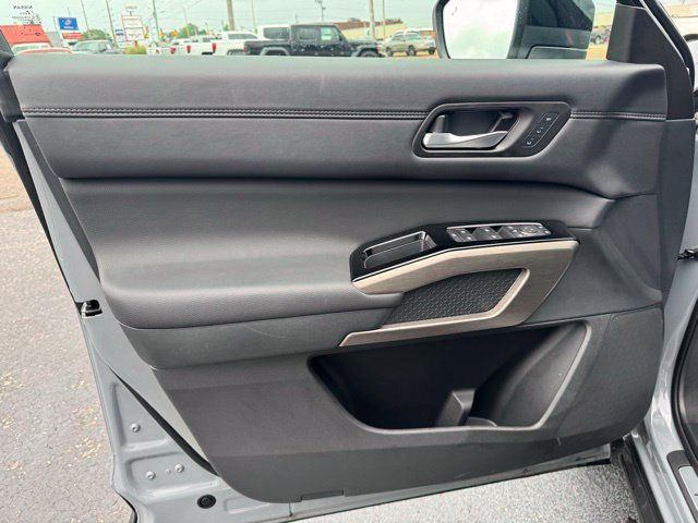 Used 2025 Nissan Pathfinder Platinum FWD image 20