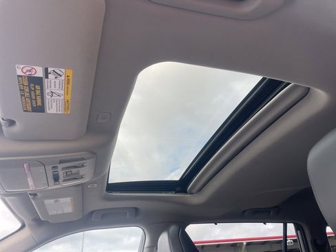 Used 2024 Toyota Highlander XLE image 27