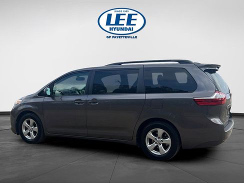 Used 2017 Toyota Sienna LE image 4
