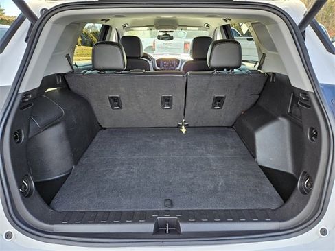 Used 2024 GMC Terrain SLT image 13