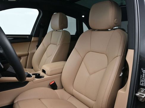 Certified 2026 Porsche Macan AWD/4WD image 5