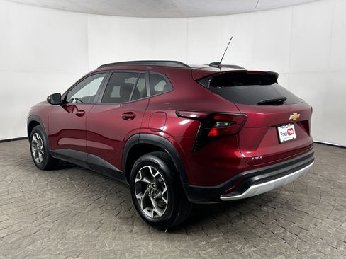 Used 2025 Chevrolet Trax LT w/ LT Convenience Package FWD image 5