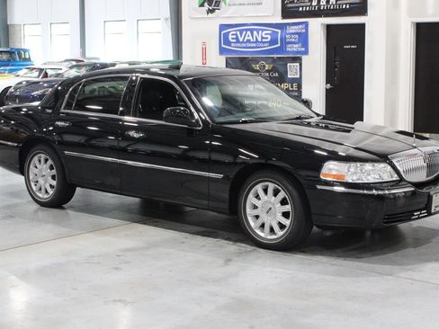Used 2006 Lincoln Town Car Signature Limited RWD image 5