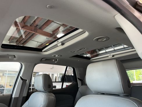 Used 2019 Chevrolet Traverse Premier w/ Driver Confidence II Package FWD image 27