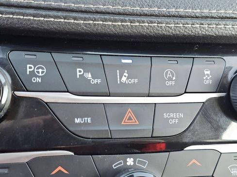 Used 2023 Chrysler Pacifica Limited AWD/4WD image 10