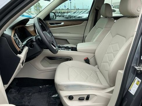 Certified 2024 Volkswagen Atlas SE w/ Black Wheel Package FWD image 13