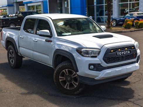 Used 2017 Toyota Tacoma TRD Sport w/ Tow Package RWD image 2