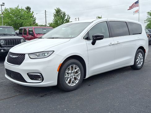Used 2026 Chrysler Pacifica Select FWD image 1