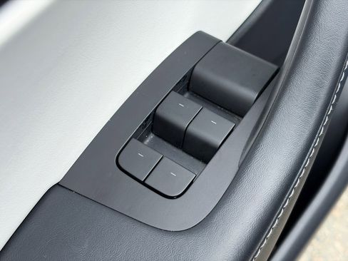 Used 2021 Tesla Model Y Performance image 8