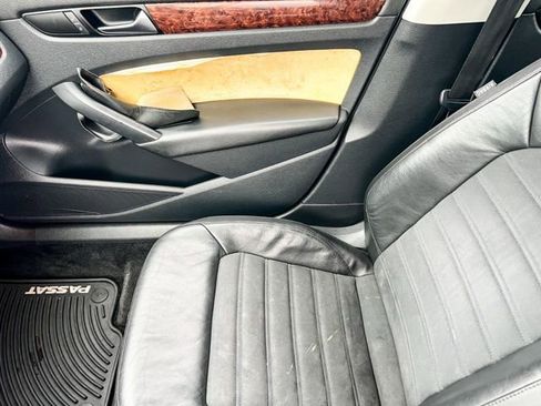 Used 2013 Volkswagen Passat 3.6 SEL Premium image 16