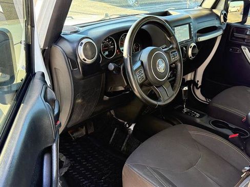 Used 2018 Jeep Wrangler Unlimited Sahara w/ Connectivity Group image 9