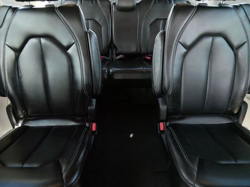 Used 2023 Chrysler Pacifica Touring-L image 13