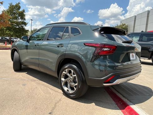 Used 2025 Chevrolet Trax LT w/ LT Convenience Package FWD image 8