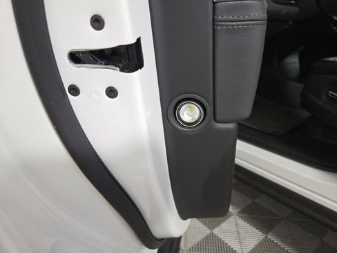 Used 2024 Rivian R1S Adventure AWD/4WD image 32
