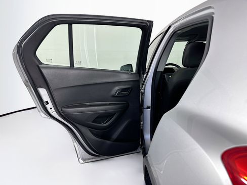 Used 2018 Chevrolet Trax LS AWD/4WD image 24