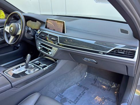 Used 2022 BMW 750i xDrive w/ M Sport Package image 15