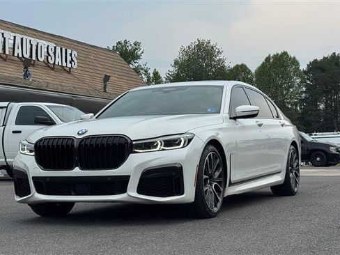 Used 2022 BMW 740i w/ M Sport Package RWD image 2