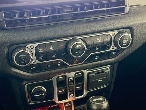 Used 2024 Jeep Wrangler Unlimited image 17