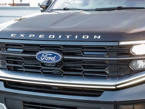 Used 2025 Ford Expedition Platinum AWD/4WD image 6