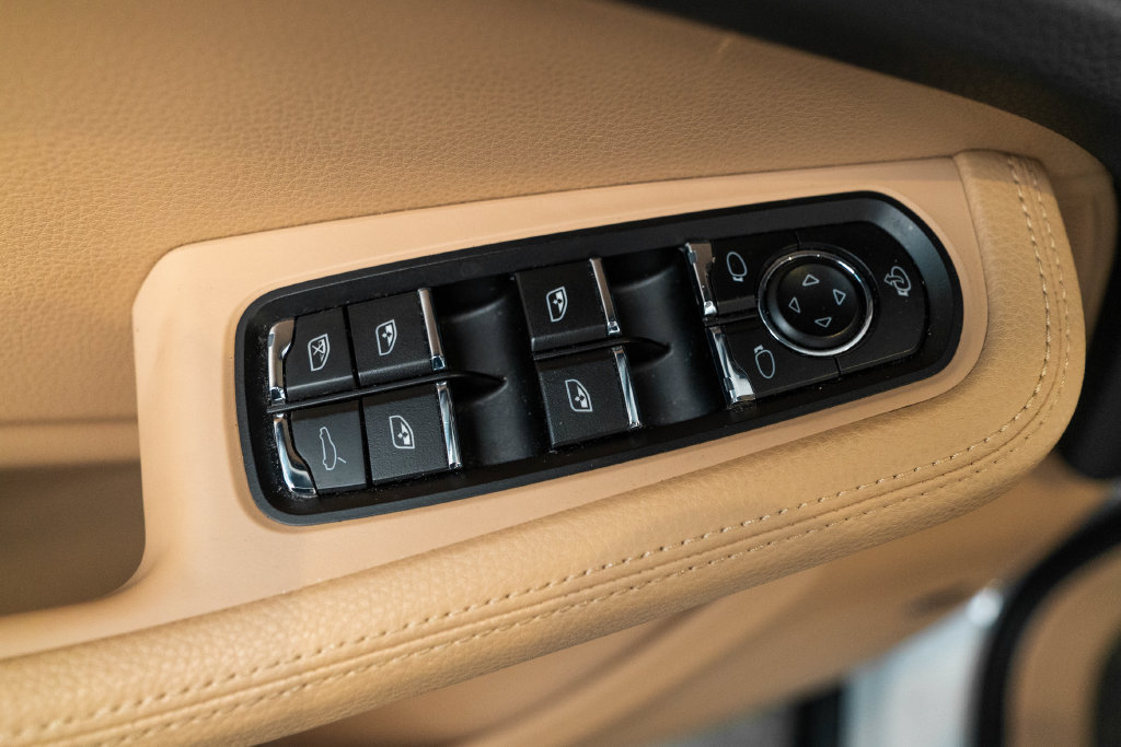 Certified 2023 Porsche Macan S AWD/4WD image 18