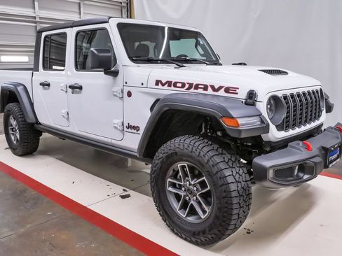 Used 2026 Jeep Gladiator Mojave AWD/4WD image 5
