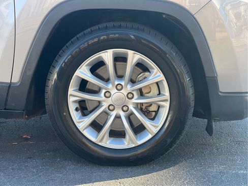 Used 2019 Jeep Cherokee Latitude w/ Popular Appearance Group image 22