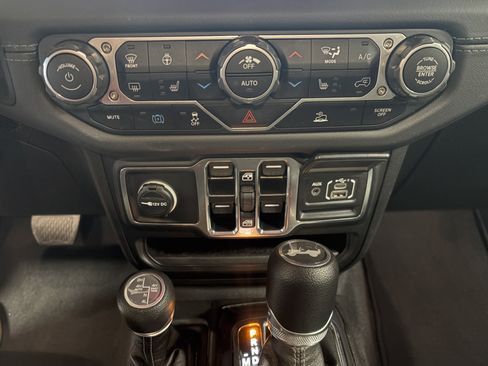 Used 2025 Jeep Wrangler Sahara AWD/4WD image 10