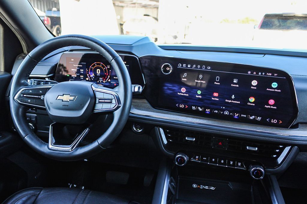 Used 2025 Chevrolet Suburban High Country AWD/4WD image 14