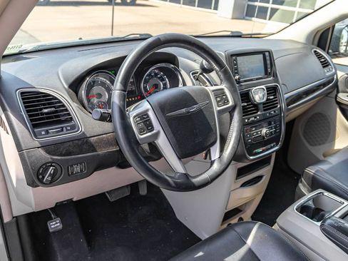 Used 2016 Chrysler Town & Country Touring FWD image 8