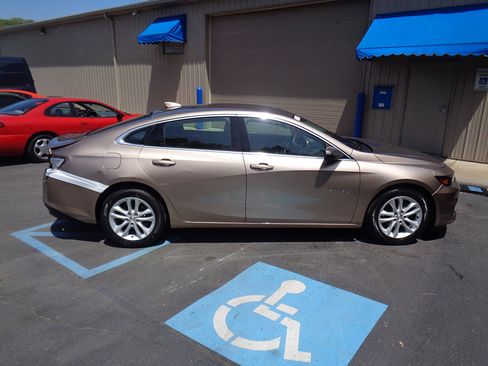 Used 2018 Chevrolet Malibu LT w/ LPO, Convenience Package 2 FWD image 8
