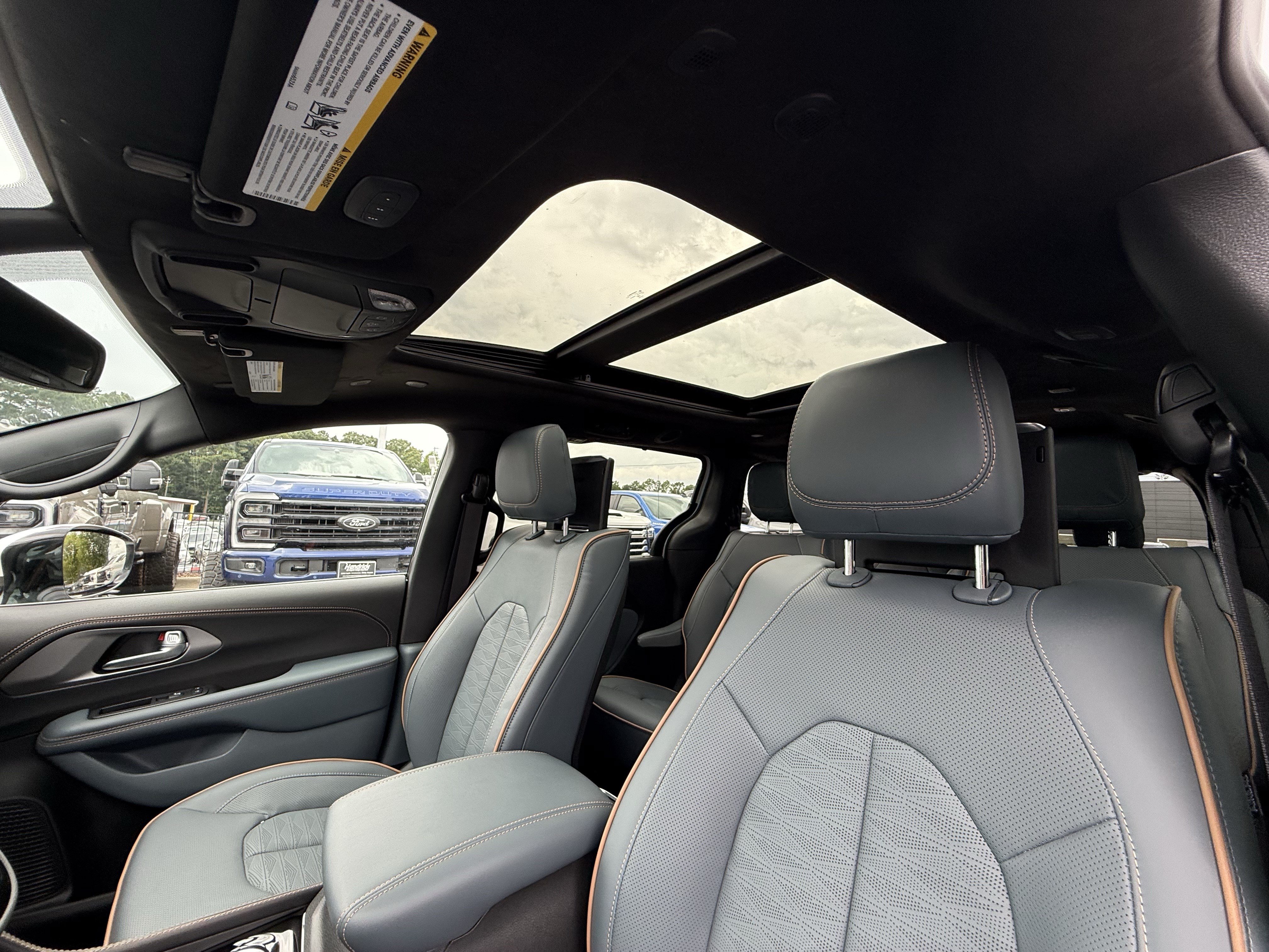 New 2027 Chrysler Pacifica Pinnacle w/ Theater Group FWD image 29