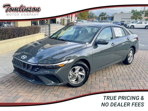 Used 2025 Hyundai Elantra SE image 1