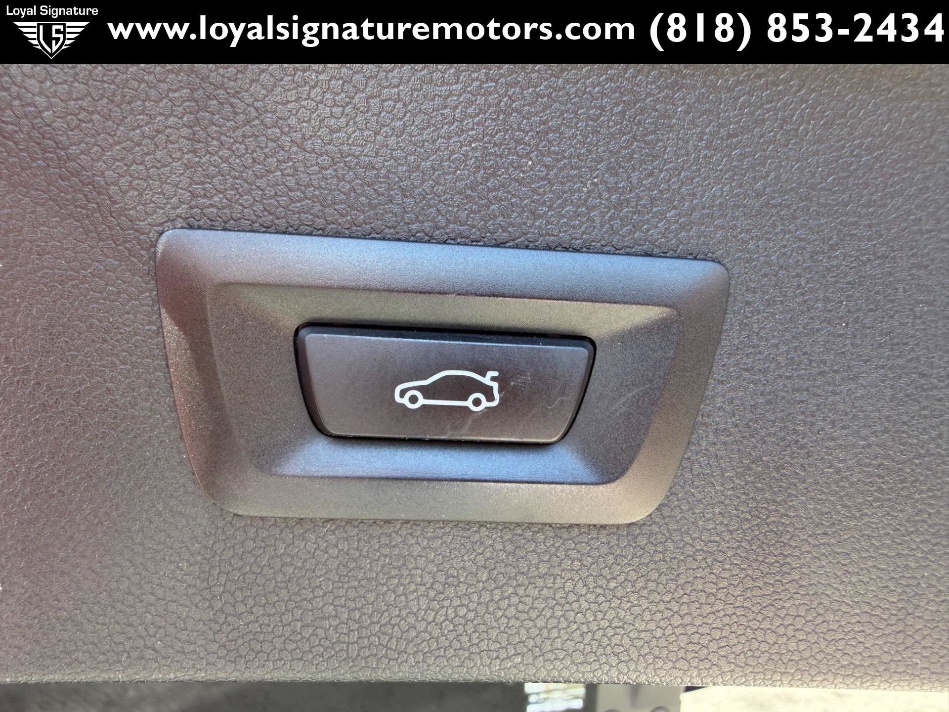 Used 2024 BMW iX xDrive50 w/ Premium Package AWD/4WD image 11