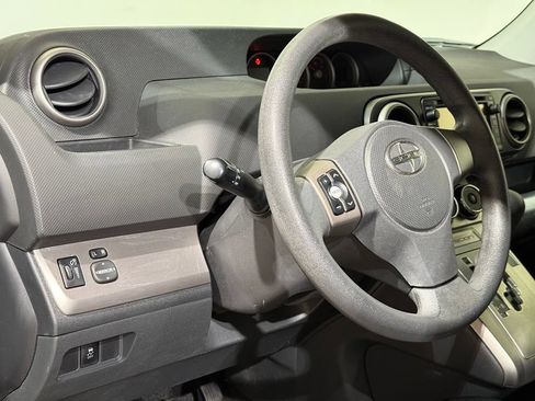 Used 2015 Scion xB FWD image 17