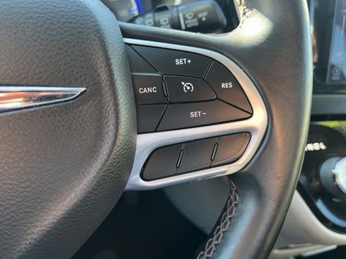 Used 2017 Chrysler Pacifica Touring-L image 22