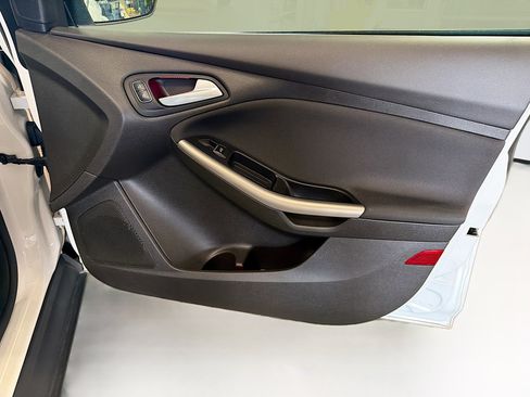 Used 2016 Ford Focus Titanium FWD image 34