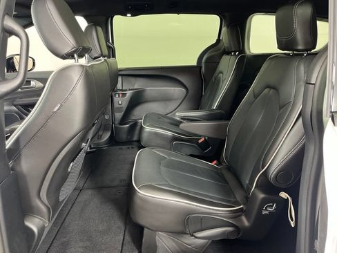 Used 2024 Chrysler Pacifica Limited w/ S Appearance Package FWD image 25