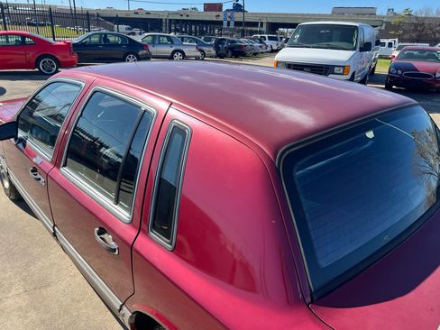 Used 1990 Lincoln Town Car image 22