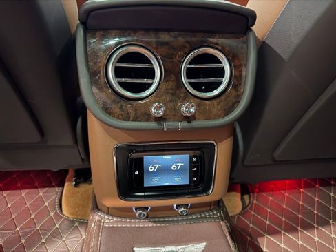 Used 2018 Bentley Bentayga AWD/4WD image 32