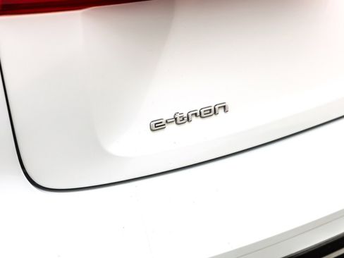 Used 2022 Audi e-tron Premium image 10