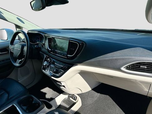 Used 2021 Chrysler Pacifica Touring-L image 30