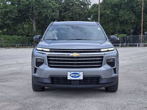 Used 2025 Chevrolet Traverse LT FWD image 2