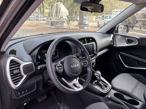 Used 2025 Kia Soul LX w/ LX Technology Package FWD image 29